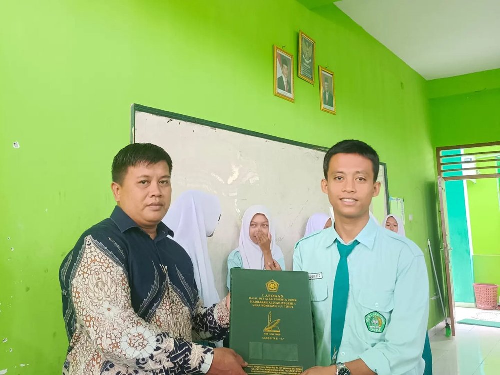 Ciptakan Motivasi Sebagai Bahan Evaluasi, MAN 1 OKU Timur Gelar Pembagian Raport